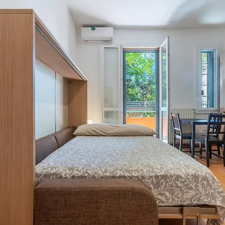Guesthost - Cozy With Balcony In Appartement