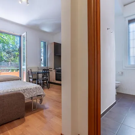 Guesthost - Cozy With Balcony In * Bologna